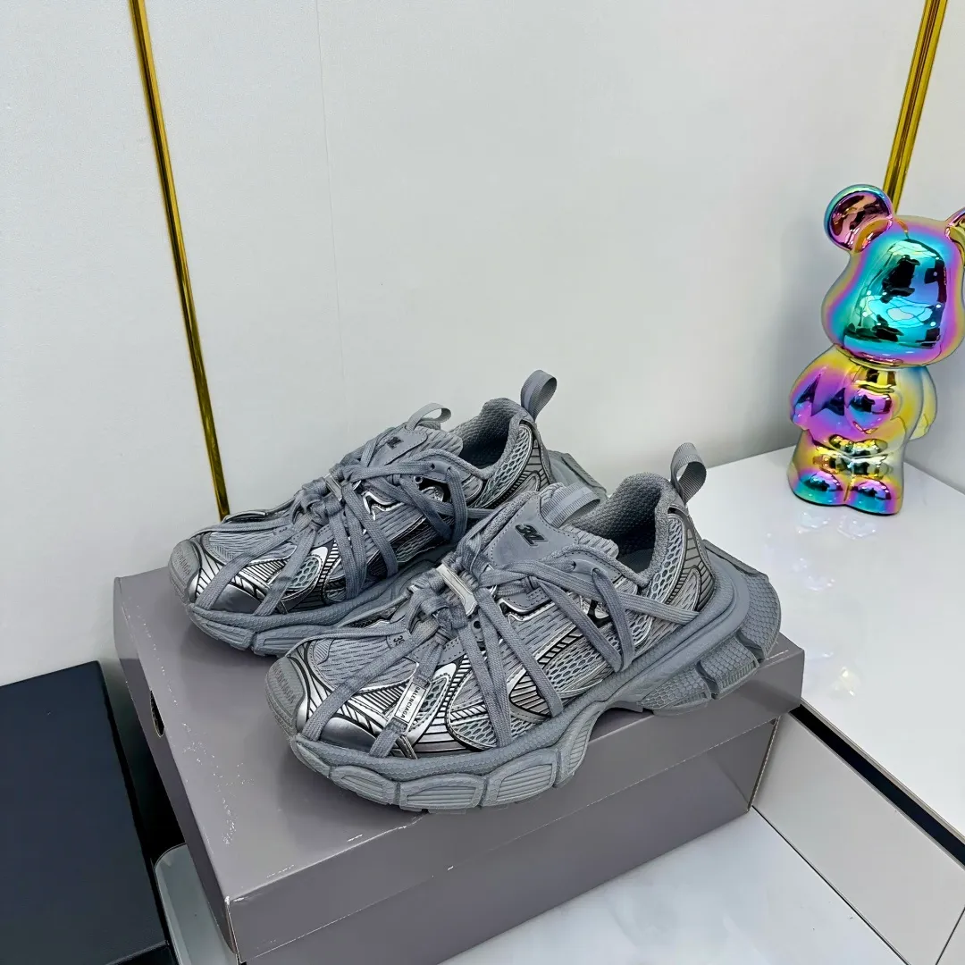 👟👟Ex-factory price 820👟👟 Balenciaga Balenciaga's latest popular 9th generation 3XL Sneaker Spider-Man series, couple's dad shoes, original purchase, development and production. Balenciaga 3XL Sneaker's overall shoe shape draws on the creative ideas of Balenciaga Track and Balenciaga Runner. It is equivalent to removing the outer frame of the Track shoe body while inheriting the streamlined shape and shape of the Runner. Track flat toe, new color matching, the entire shoe body is integrated into the spider binding shoelace design decoration, the exaggerated shape is more prominent. Fabric: original customized imported technical fabric + mesh inner lining: original customized breathable mesh lining. Outsole: original molded 5-layer ultra-light MD combination rubber sole. Bottom thickness: 5CM. Size: 35-45. Original packaging.